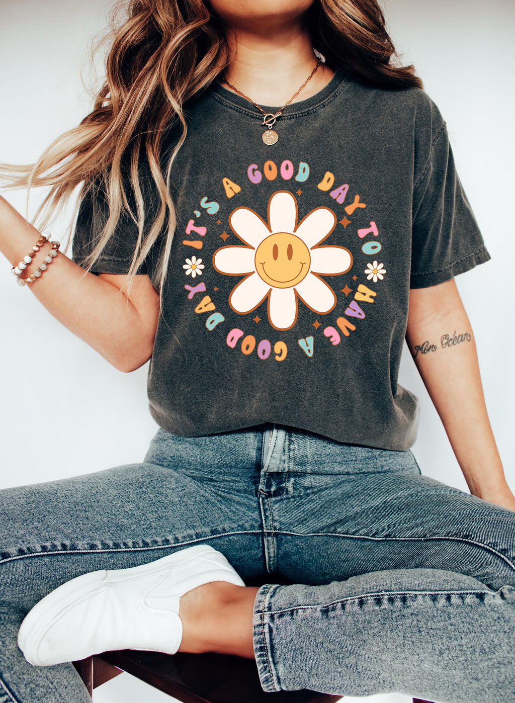 It's A Good Day T-Shirt: Teacher Outfit with Smiley Flower