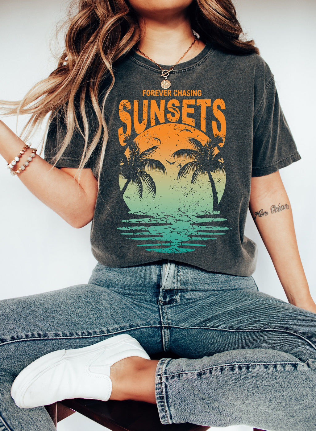 Retro Sunset Rays Tee: Vintage Beachy Vibes Shirt