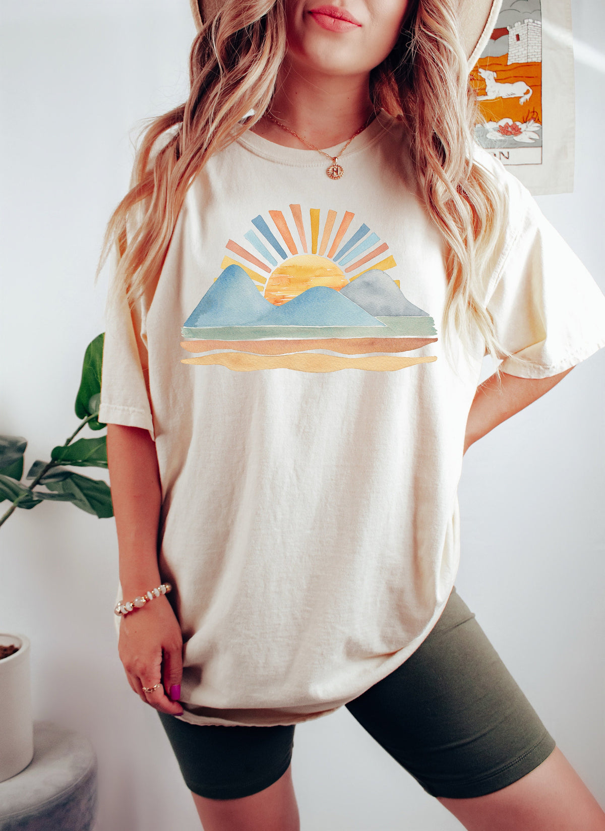 Retro Sunset Graphic Tee: Wavy Sun Rays, Beachy Vibes